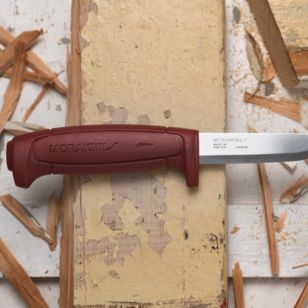 Morakniv Basic 511 knife handle with ergonomic grip for comfortable use.