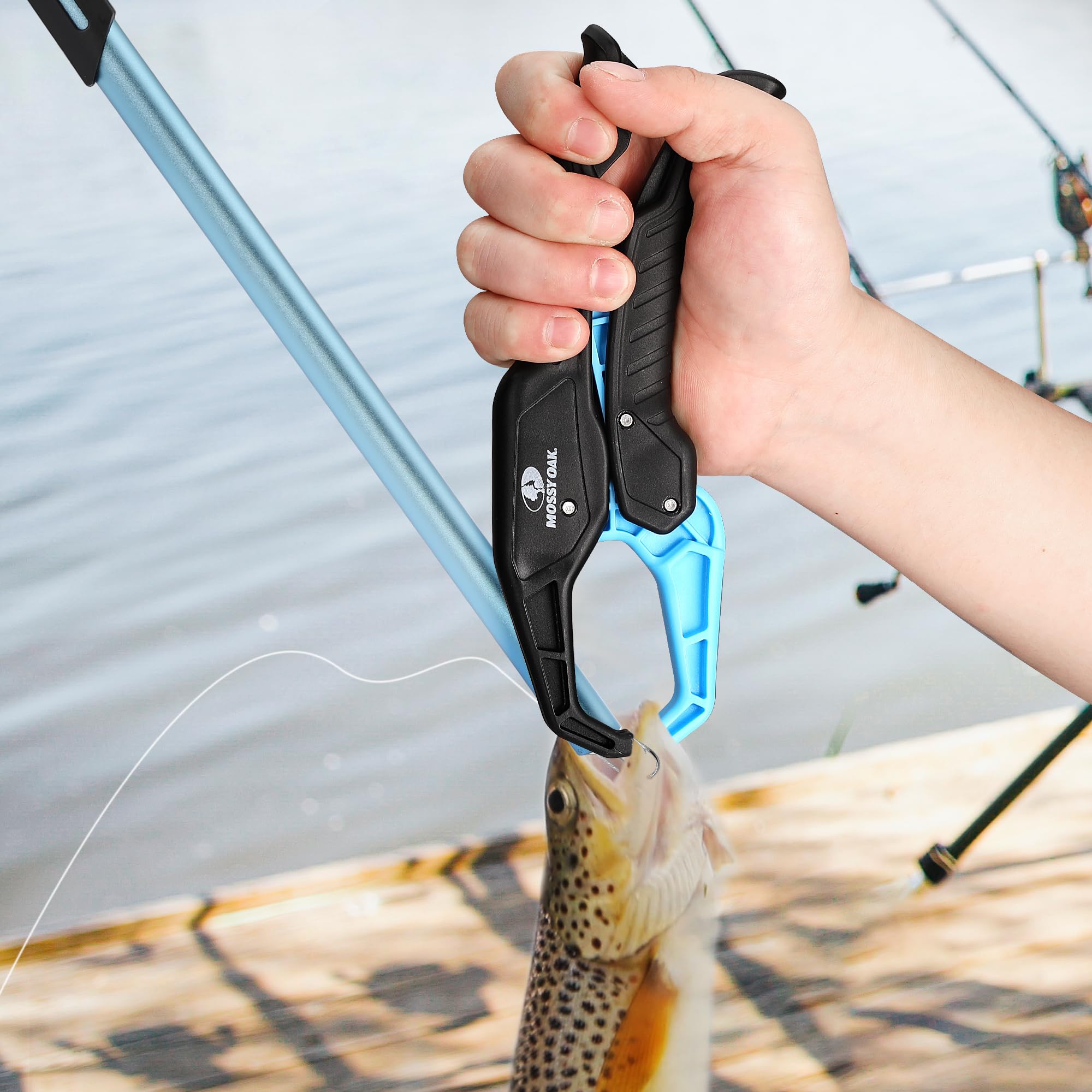 Retractable lanyard attached to Mossy Oak 3PC fishing tools kit