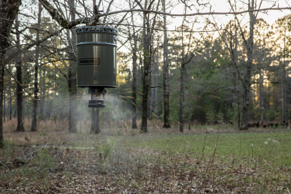 Feeder dispersing feed in a 360-degree pattern