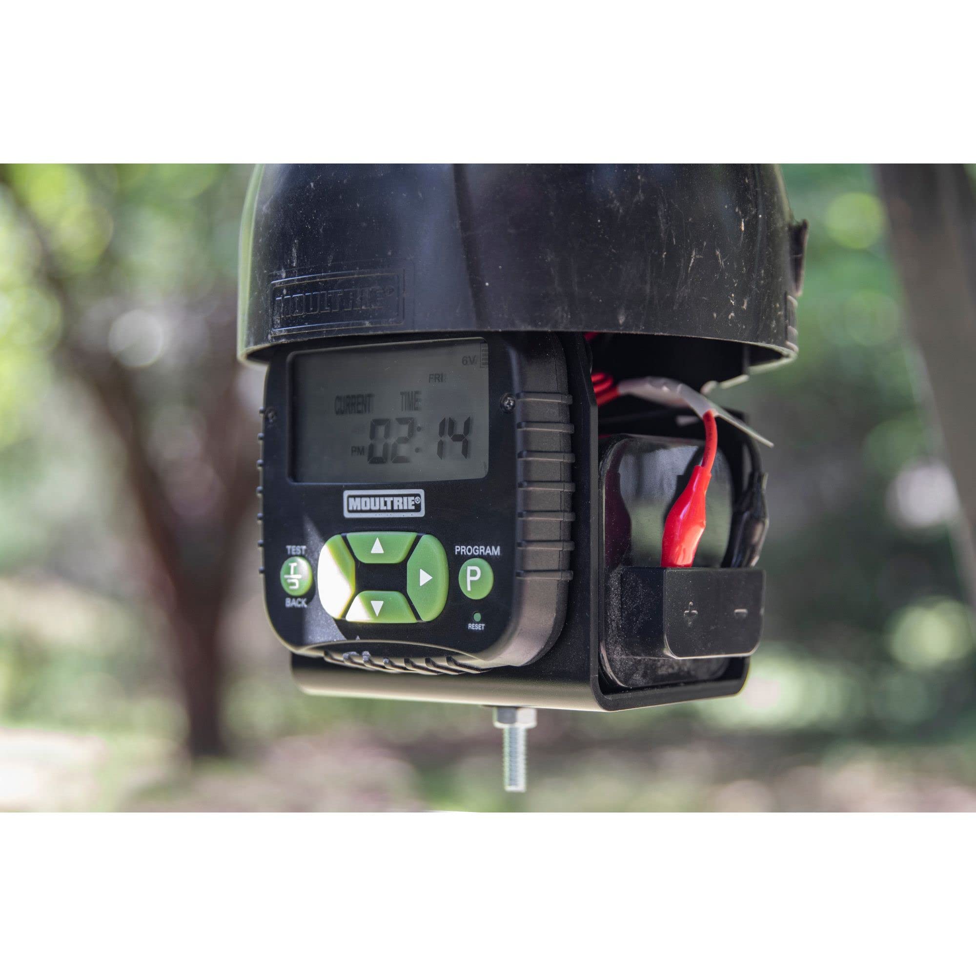 Battery level indicator shown on the feeder