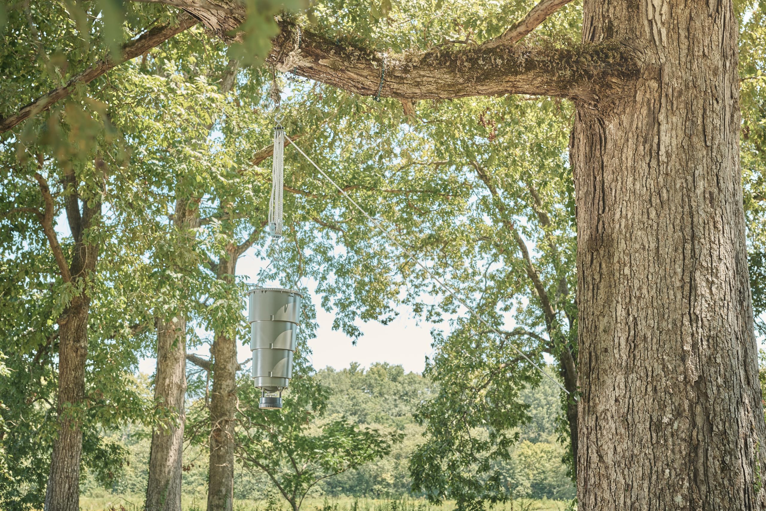 Wind-resistant metal spin plate on Moultrie deer feeder