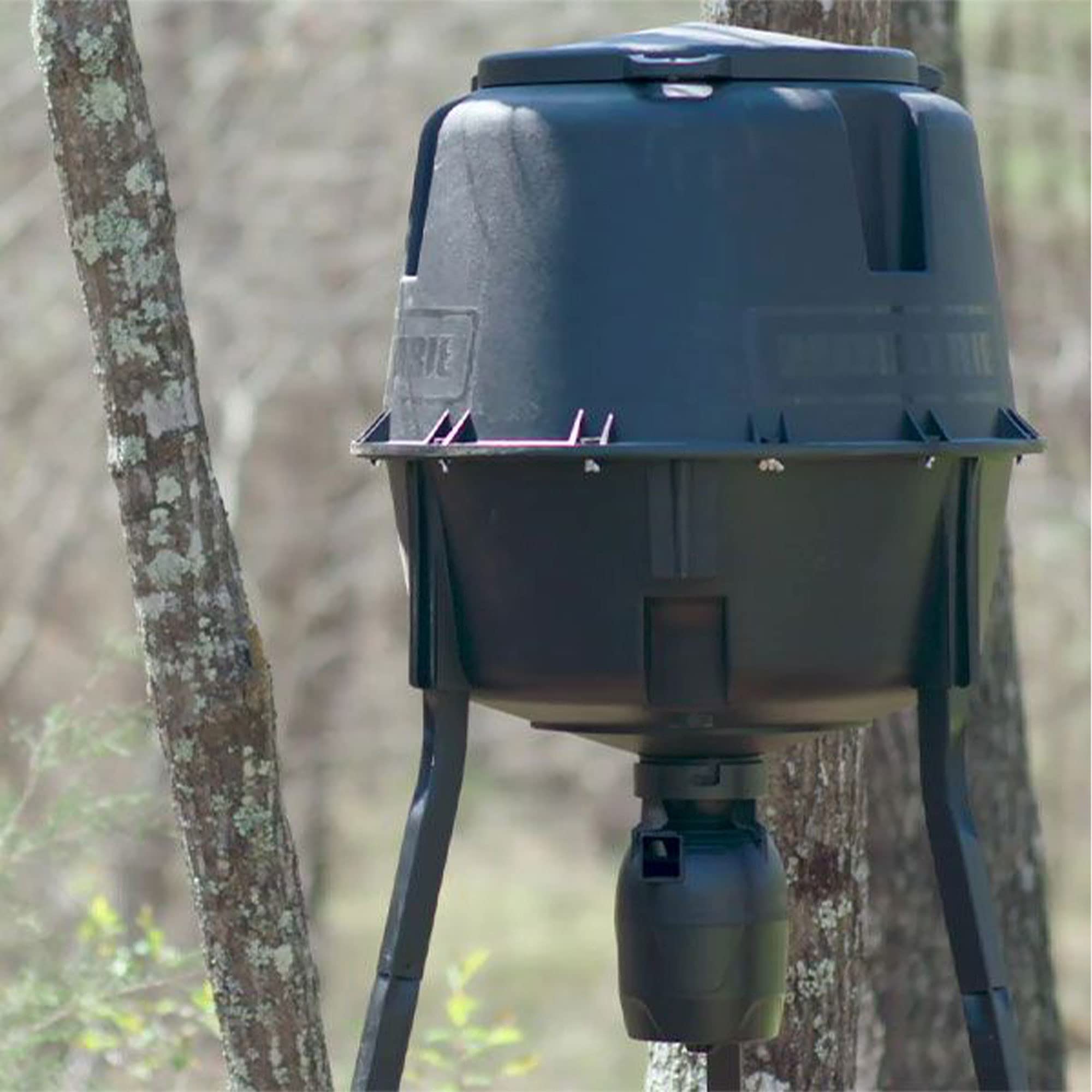 Feed level estimator gauge on the feeder