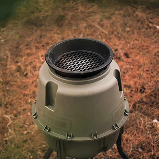 Screen filtering debris from feed to prevent clogs