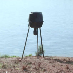 Spinner plate with agitator improving feed flow
