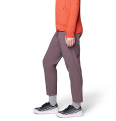 Mountain Hardwear Dynama waistband close-up, flat stretch waistband for a confident silhouette.