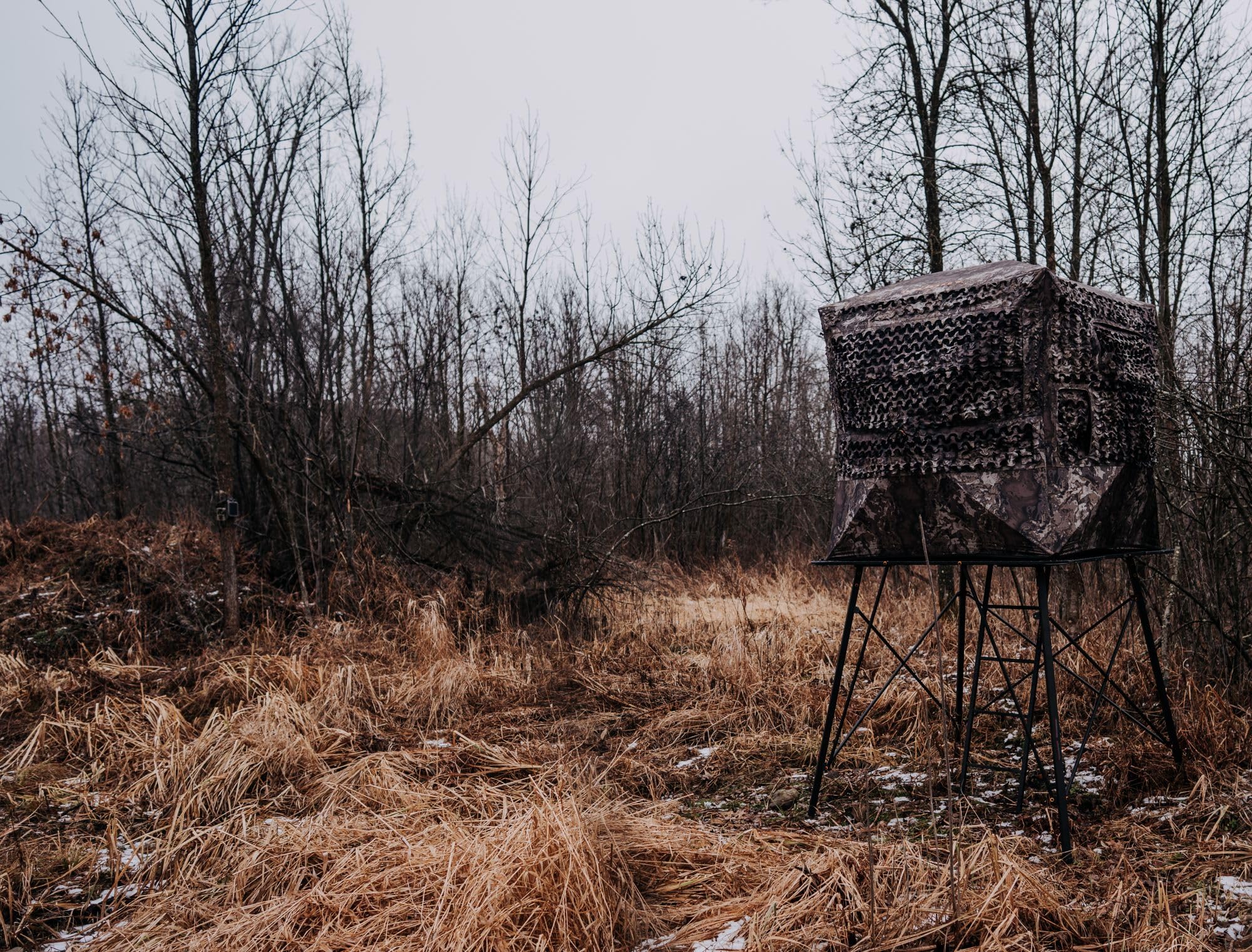 Roomy 65\" x 65\" platform supporting multiple hunters