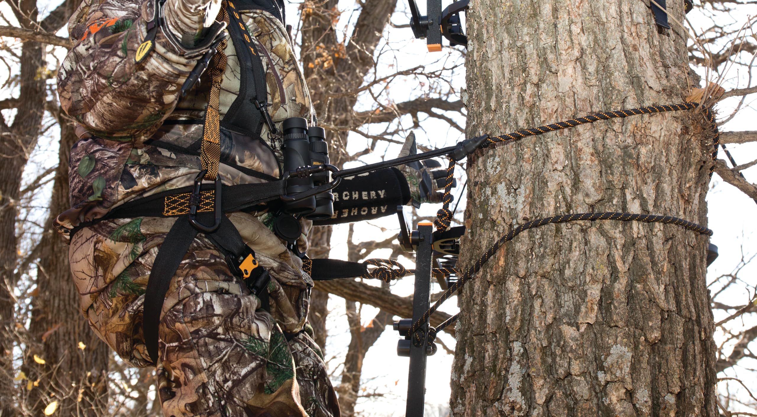 MUDDY lineman's rope weight rating 300 lb supports robust elevated setups.