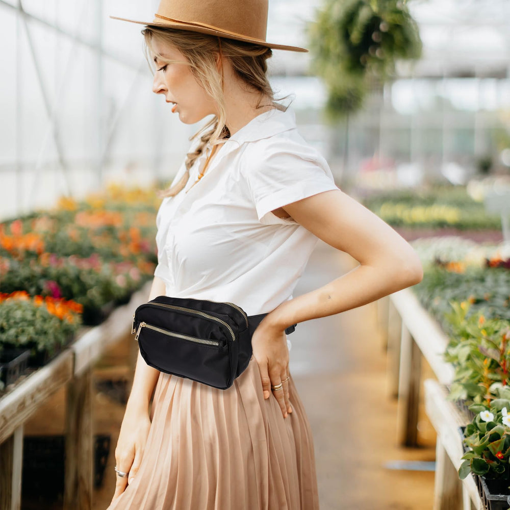 MUELODSIC running belt bag worn on hip during jogging