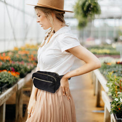 MUELODSIC running belt bag worn on hip during jogging