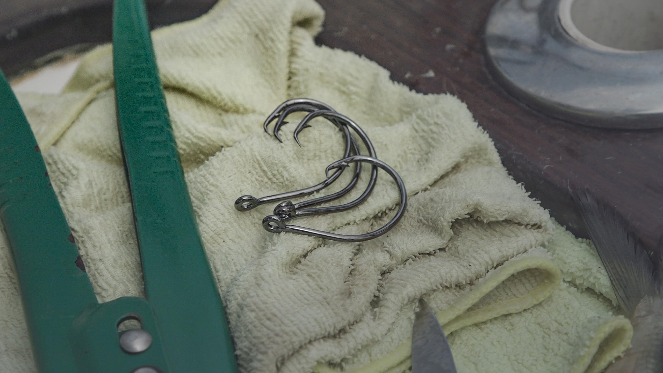 Mustad Demon Offset Circle 4/0 1X strong wire supports bending resistance for drifting.