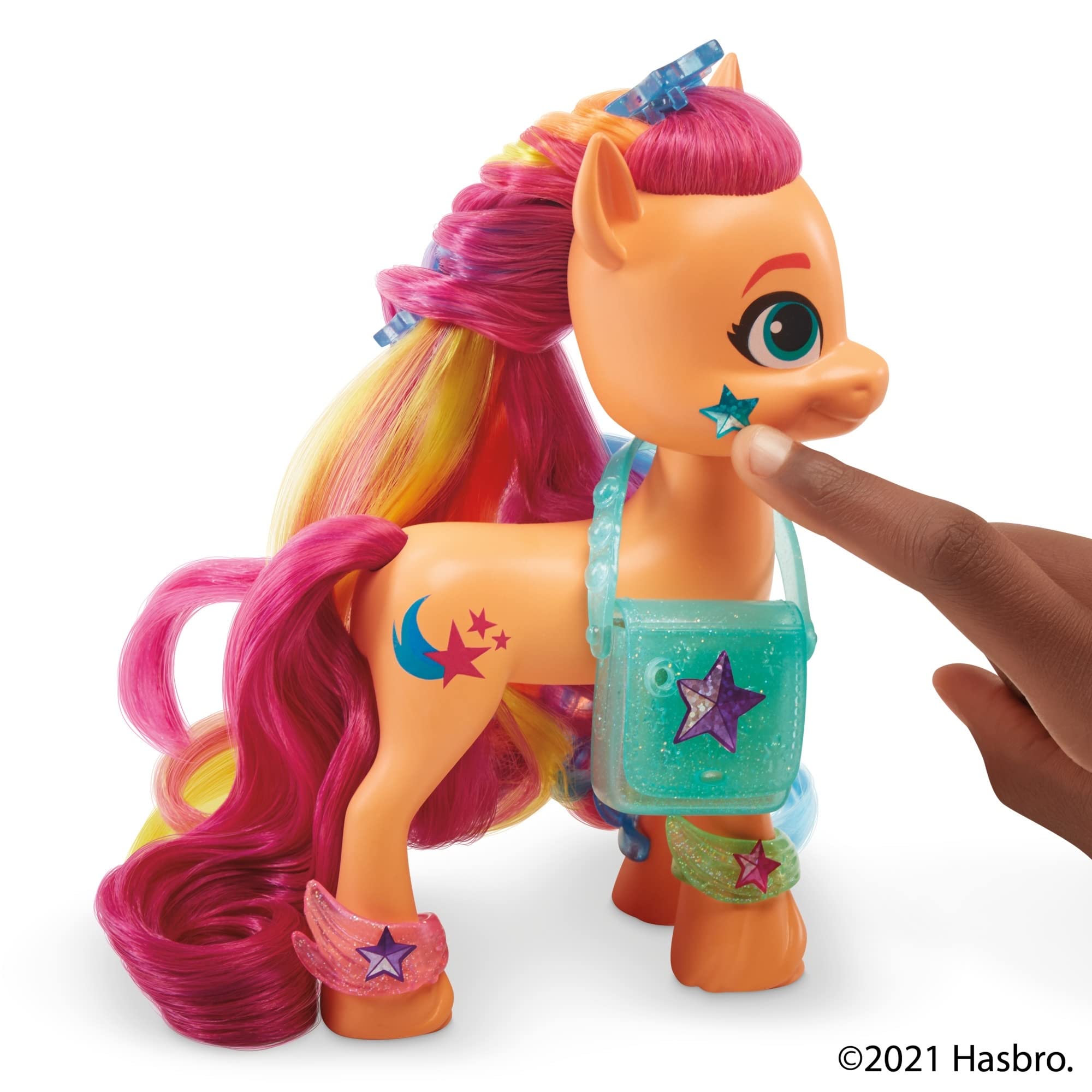 My Little Pony Rainbow Reveal Sunny bracelets invite colorful outfits.