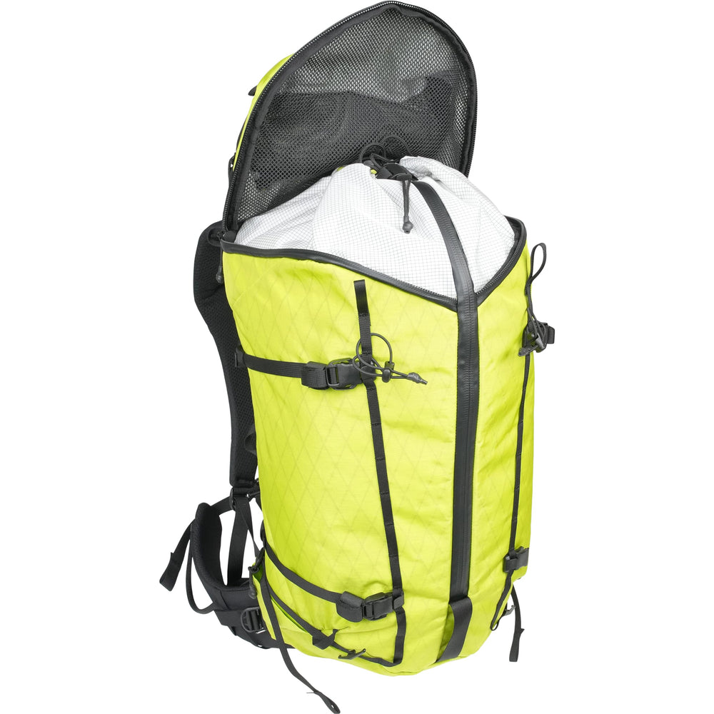 Mystery Ranch Scree 33 3-ZIP design enables quick gear access on trails.