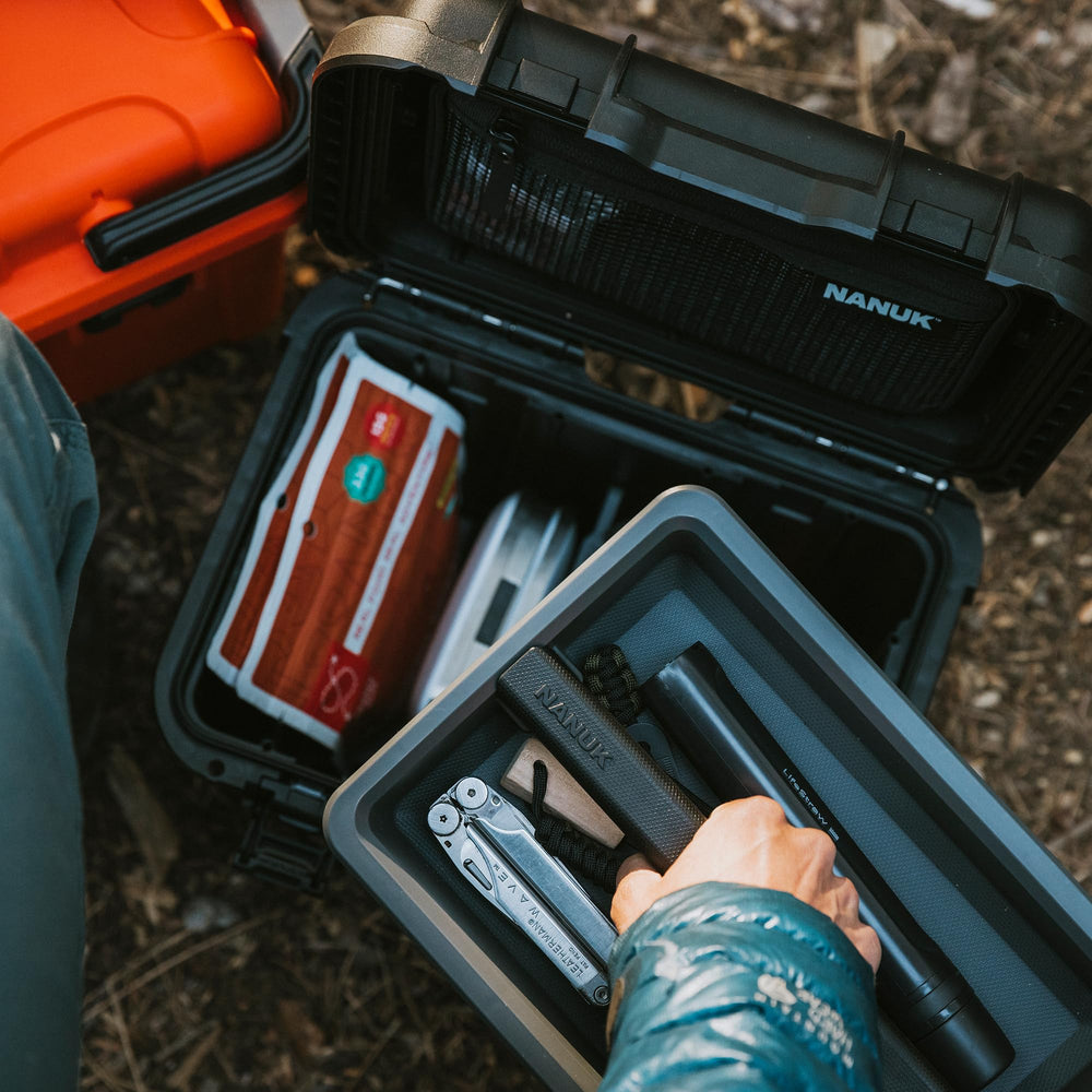 NANUK Trail 10 black side view with handle