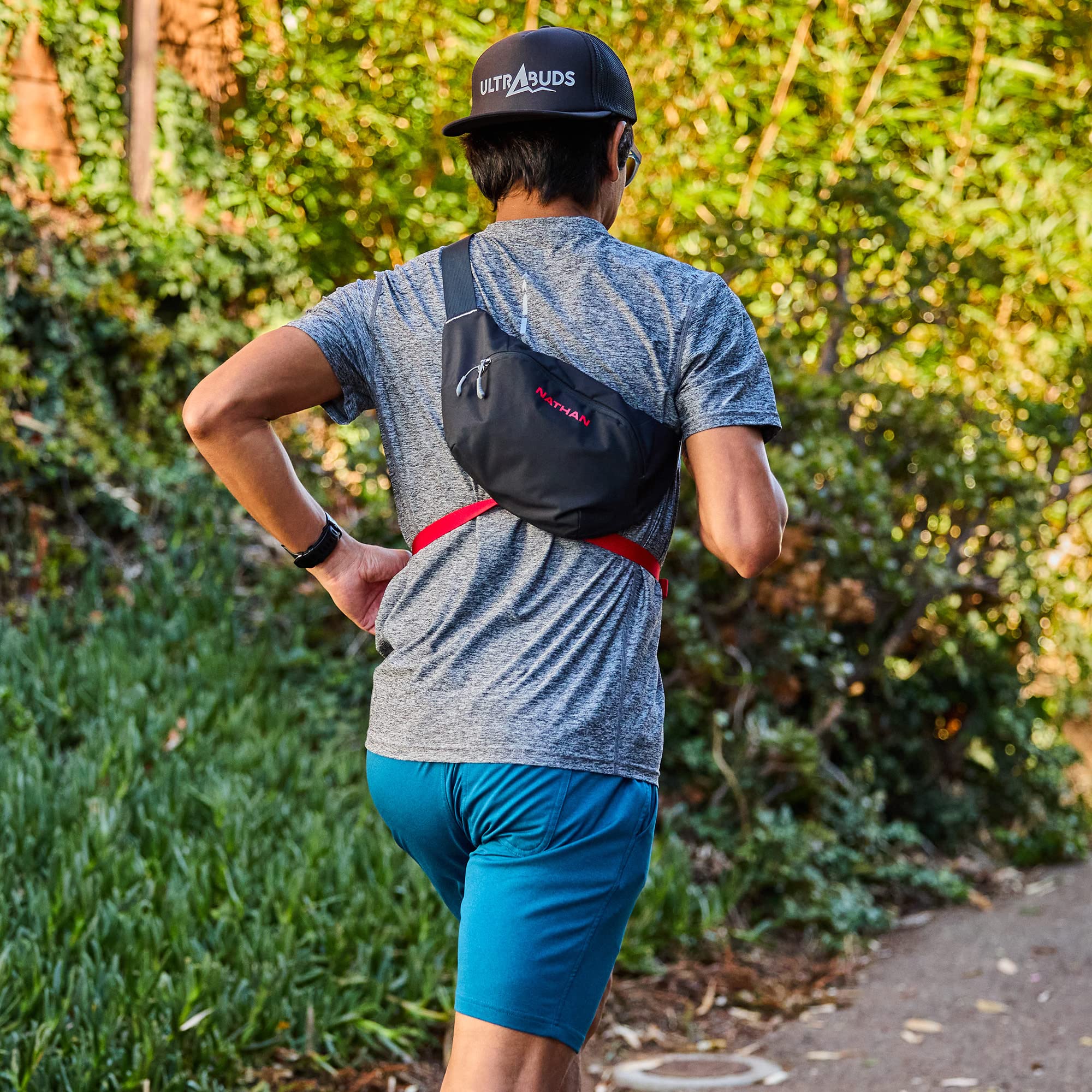 Nathan Limitless 2L side pockets for quick-access essentials