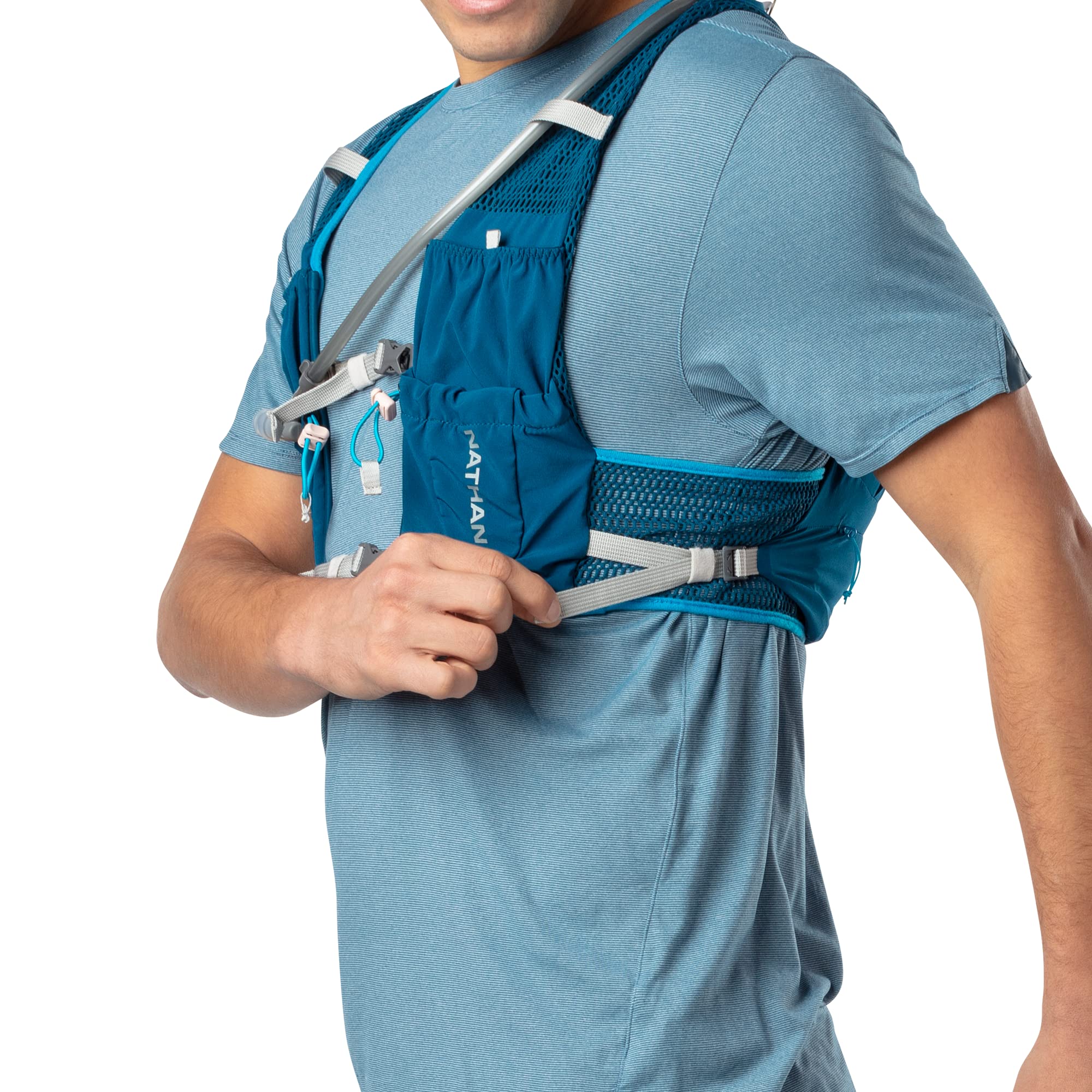 Nathan VaporAir Lite 4L vest lower back adjustment for a personalized fit
