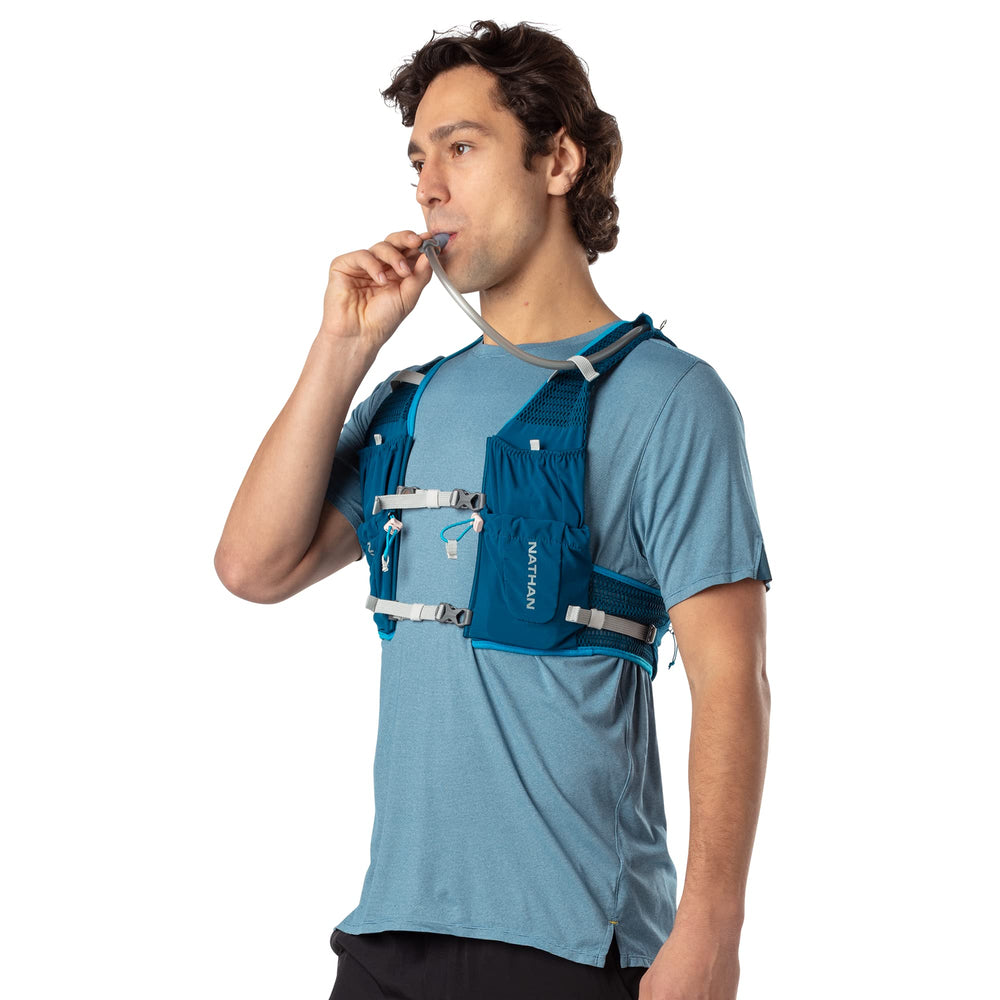 Nathan VaporAir Lite 4L vest secure zip closures for items on the move