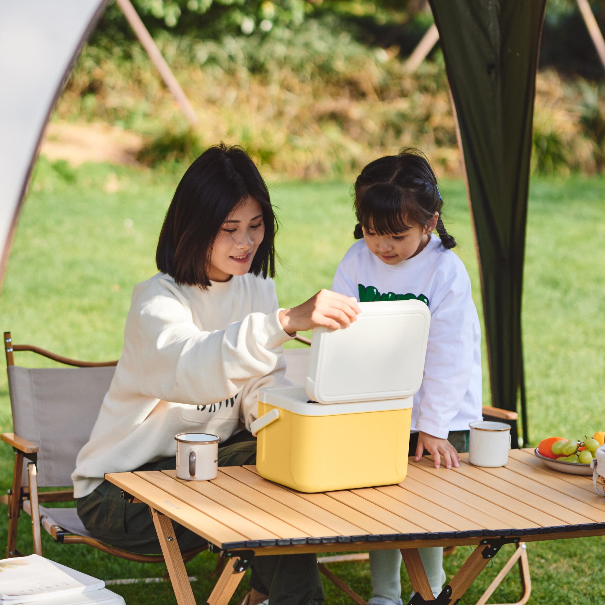 Naturehike 5.3 QT hard cooler cap and seal, enhanced insulation for safe storage.