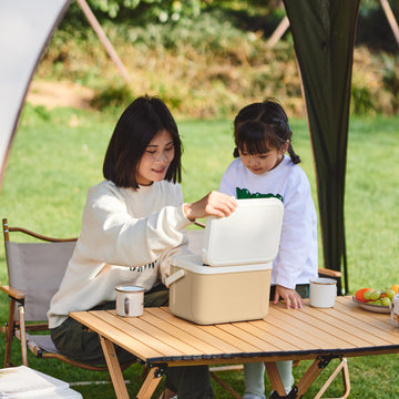 Naturehike 5.3 Qt hard cooler packaged image suggests easy transport and quick setup