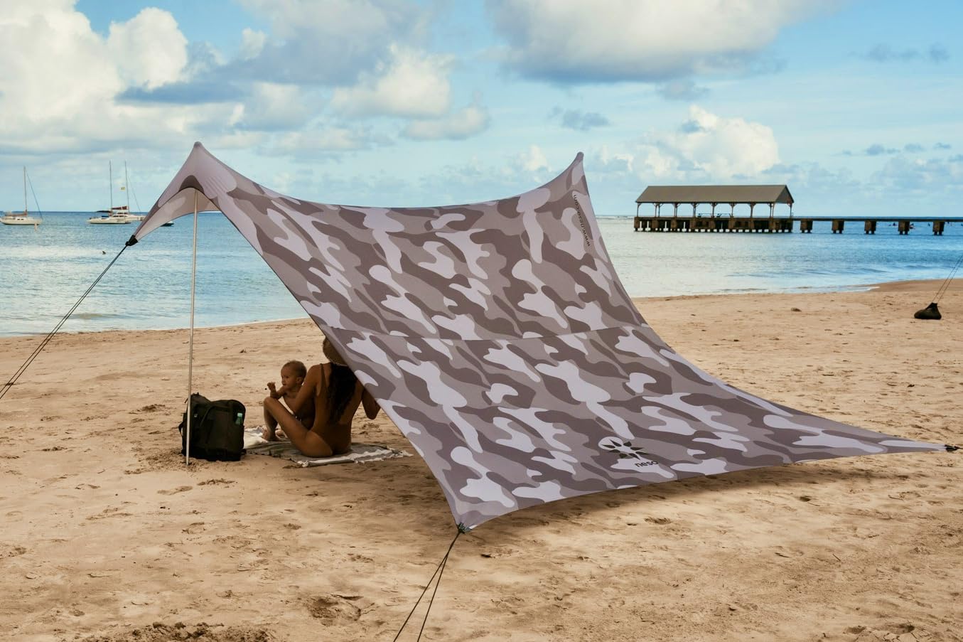Neso Grande beach tent setup shows quick two-pole assembly for effortless day planning.