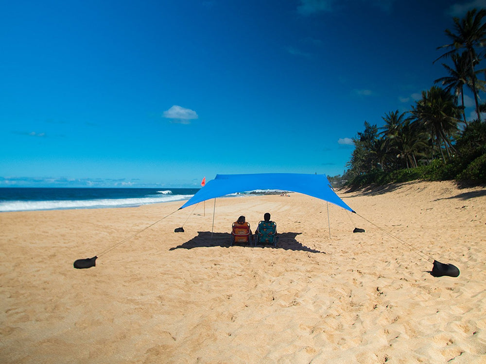 Neso Grande built-in cooler pocket keeps drinks chilled on sandy days