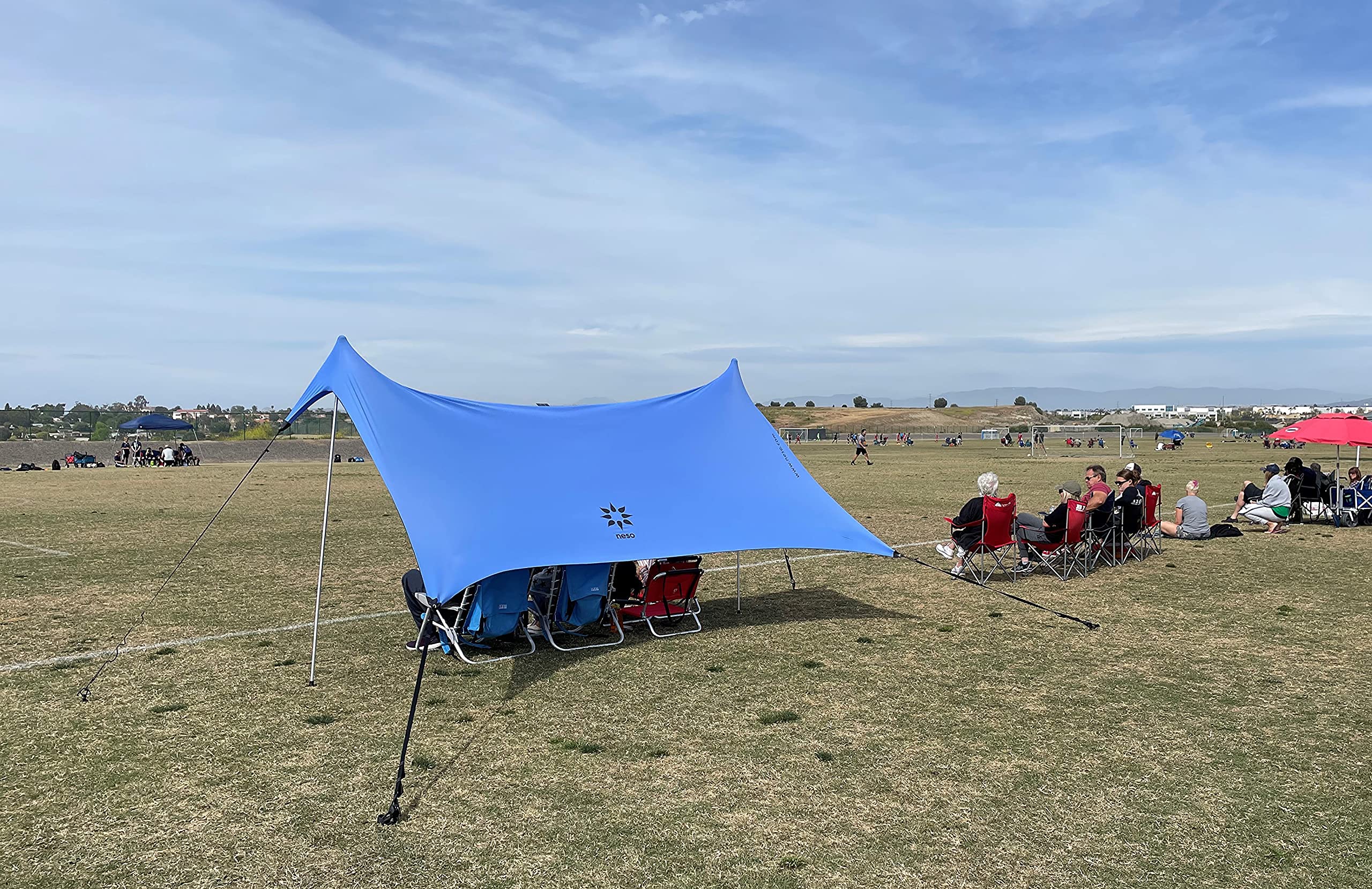 Neso Sidelines Grande side view highlights its 50 sq ft shade and quick setup.