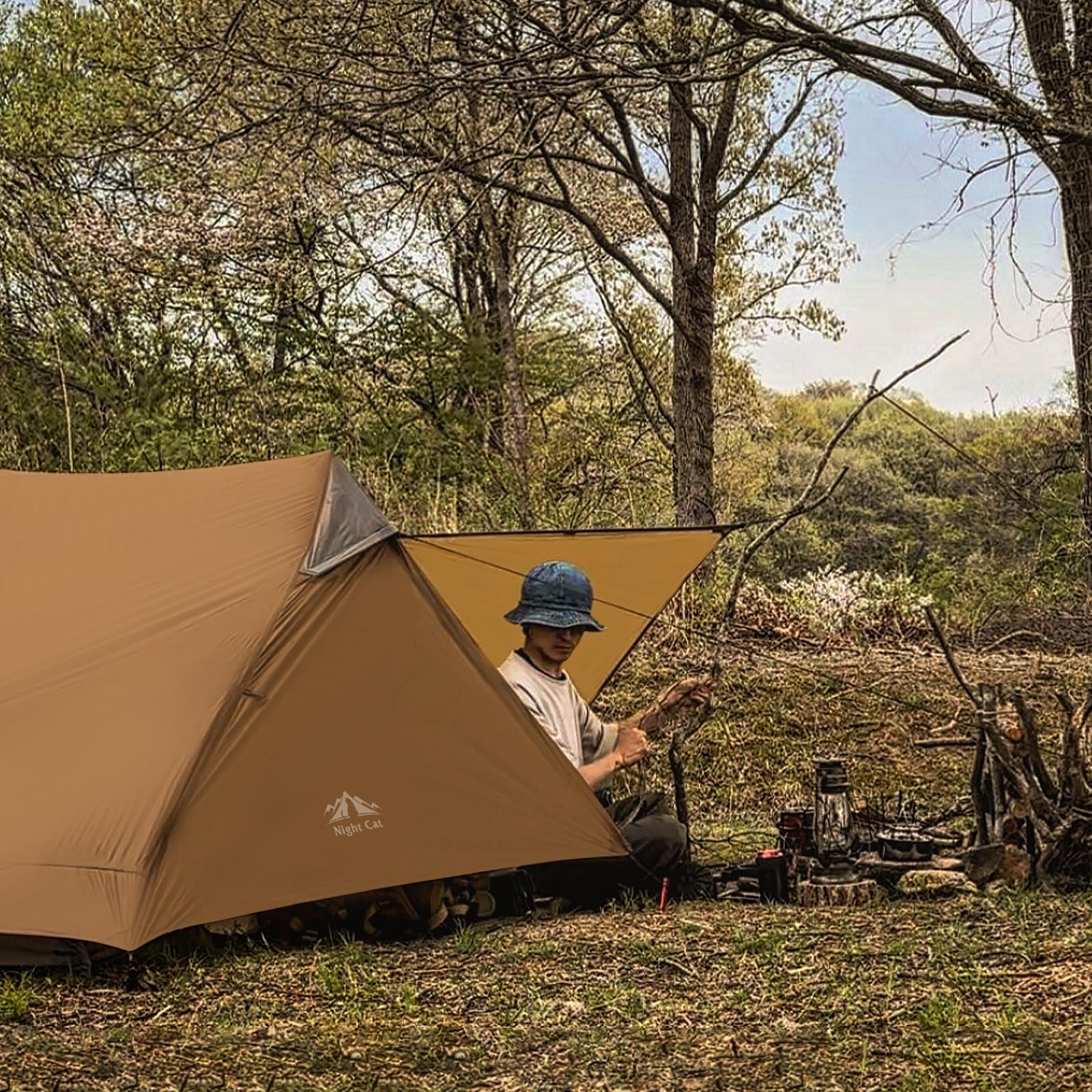 Night Cat ultralight tent 2 persons, free-standing design with four stakes for stability.