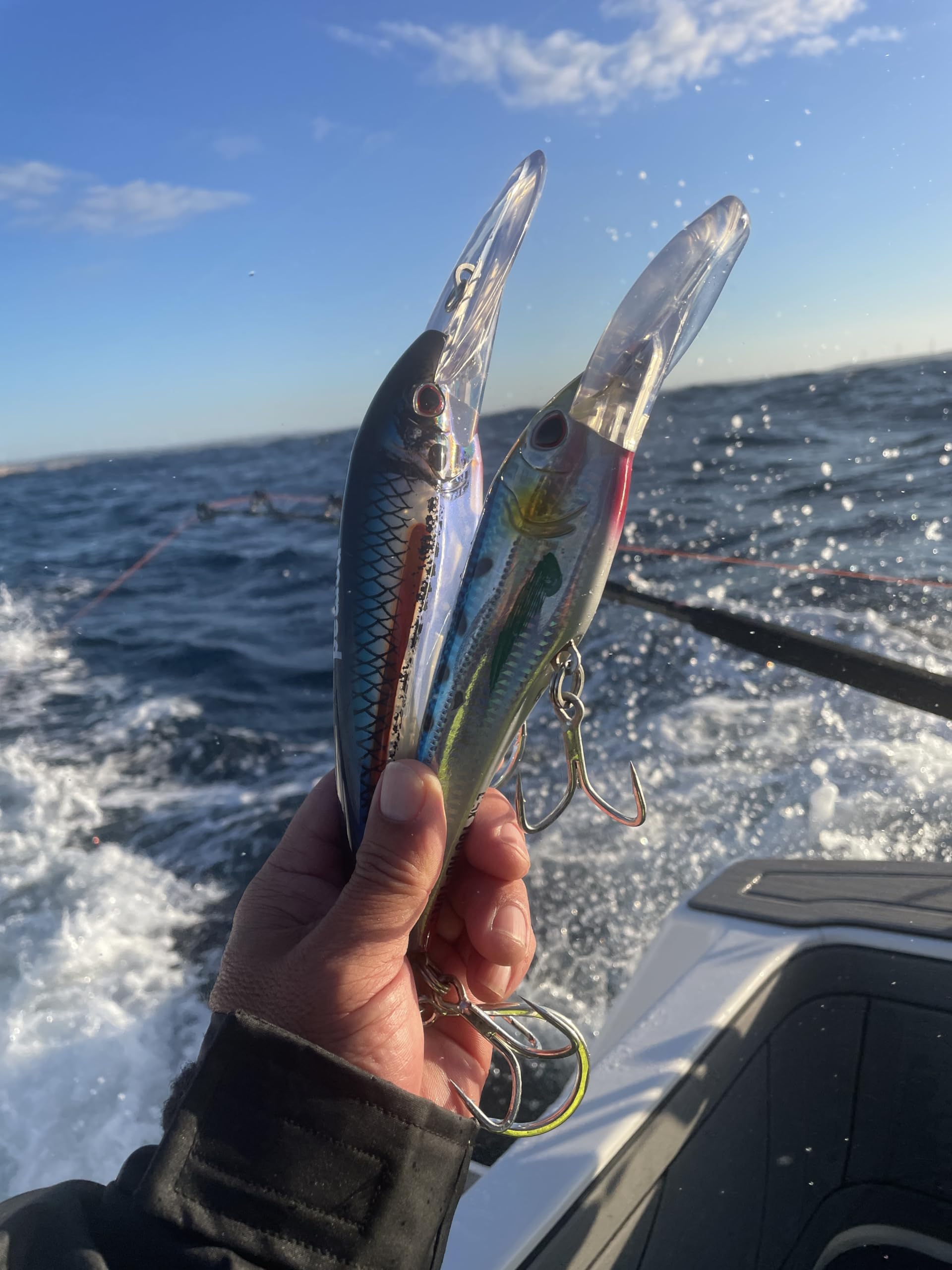 Nomad Design DTX Minnow 200 lure appeals to tuna, wahoo, and mackerel with balanced action.