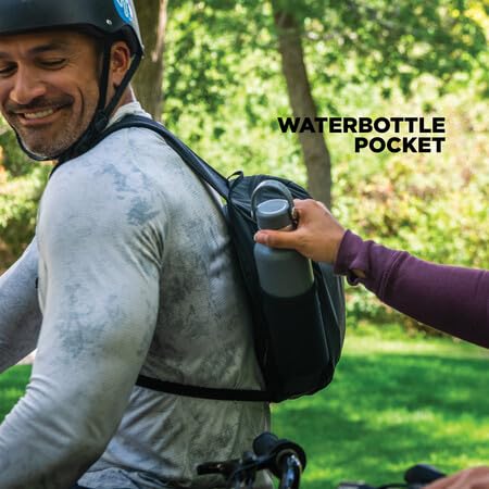 NOMATIC Navigator breathable back panel provides comfortable wear on hikes and commutes.