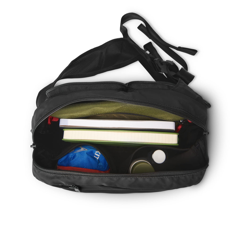 NOMATIC Navigator travel biking hiking use-case shows versatile everyday performance.