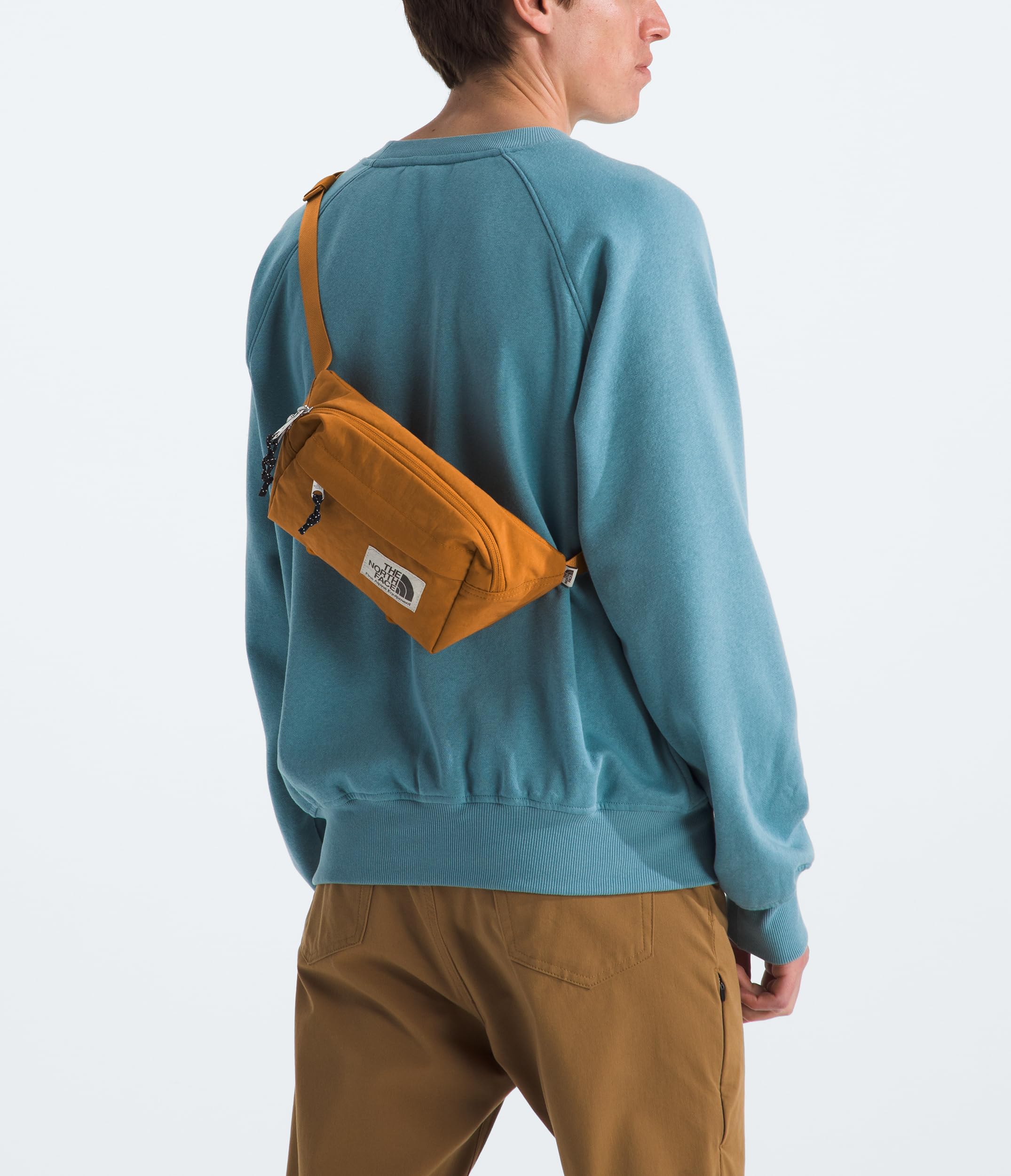 The North Face Berkeley Lumbar Bag dimensions illustrate 4-liter capacity and slim profile.