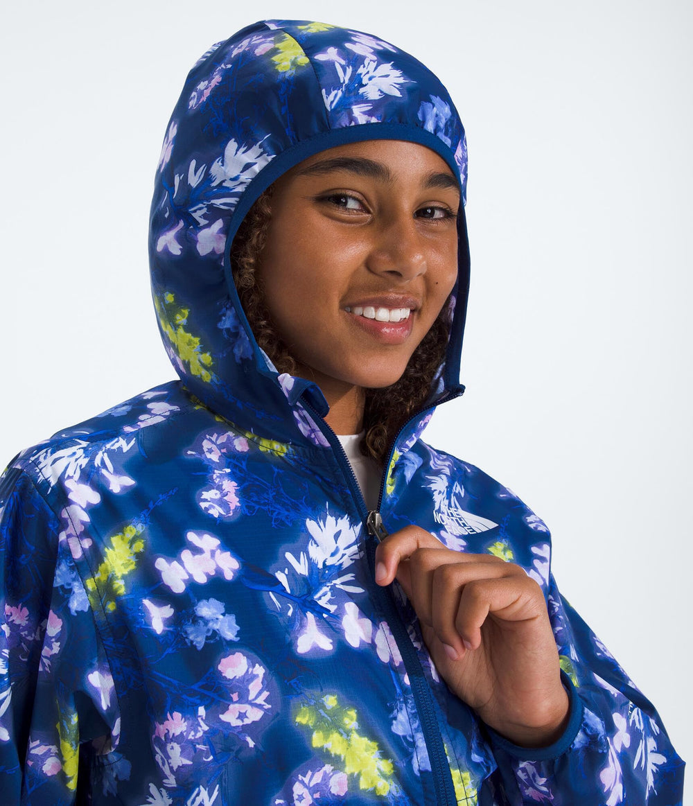 The North Face Girls' TNF Cyclone Wind Jacket cuff and binding ensure comfy mobility