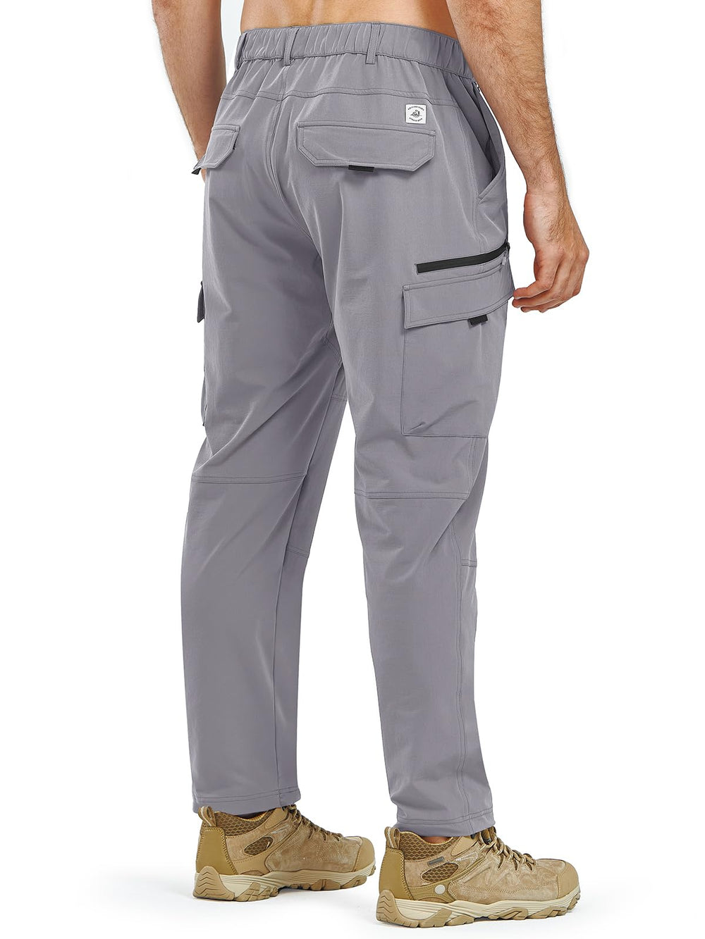 NORTHYARD men's cargo pants back pocket detail highlighting storage capability.