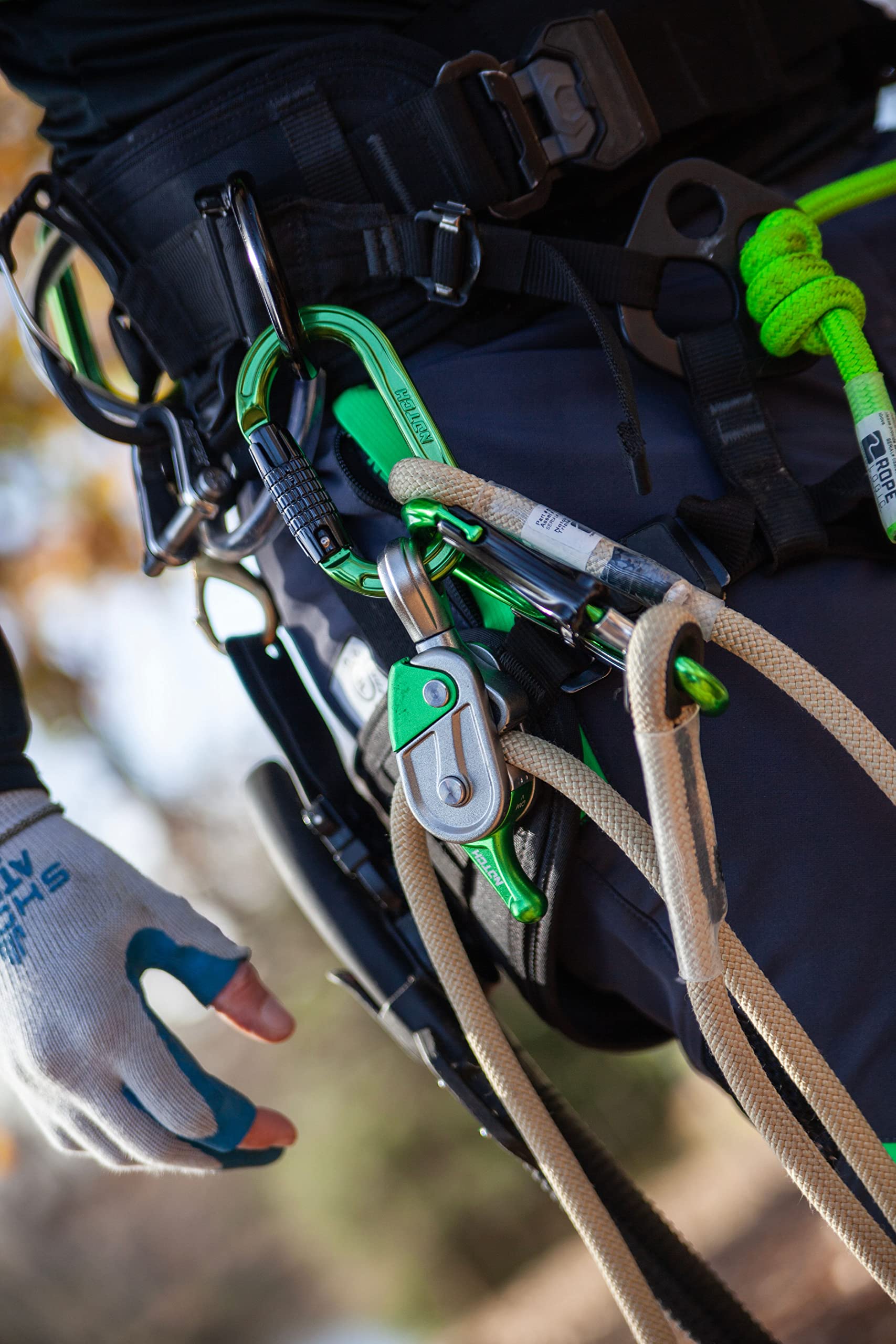 High-strength Notch carabiner designed to meet safety standards