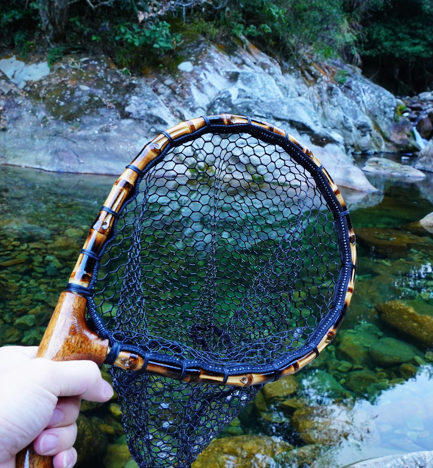 Nuoviyiya fly fishing net lightweight design offers easy transport on day trips.