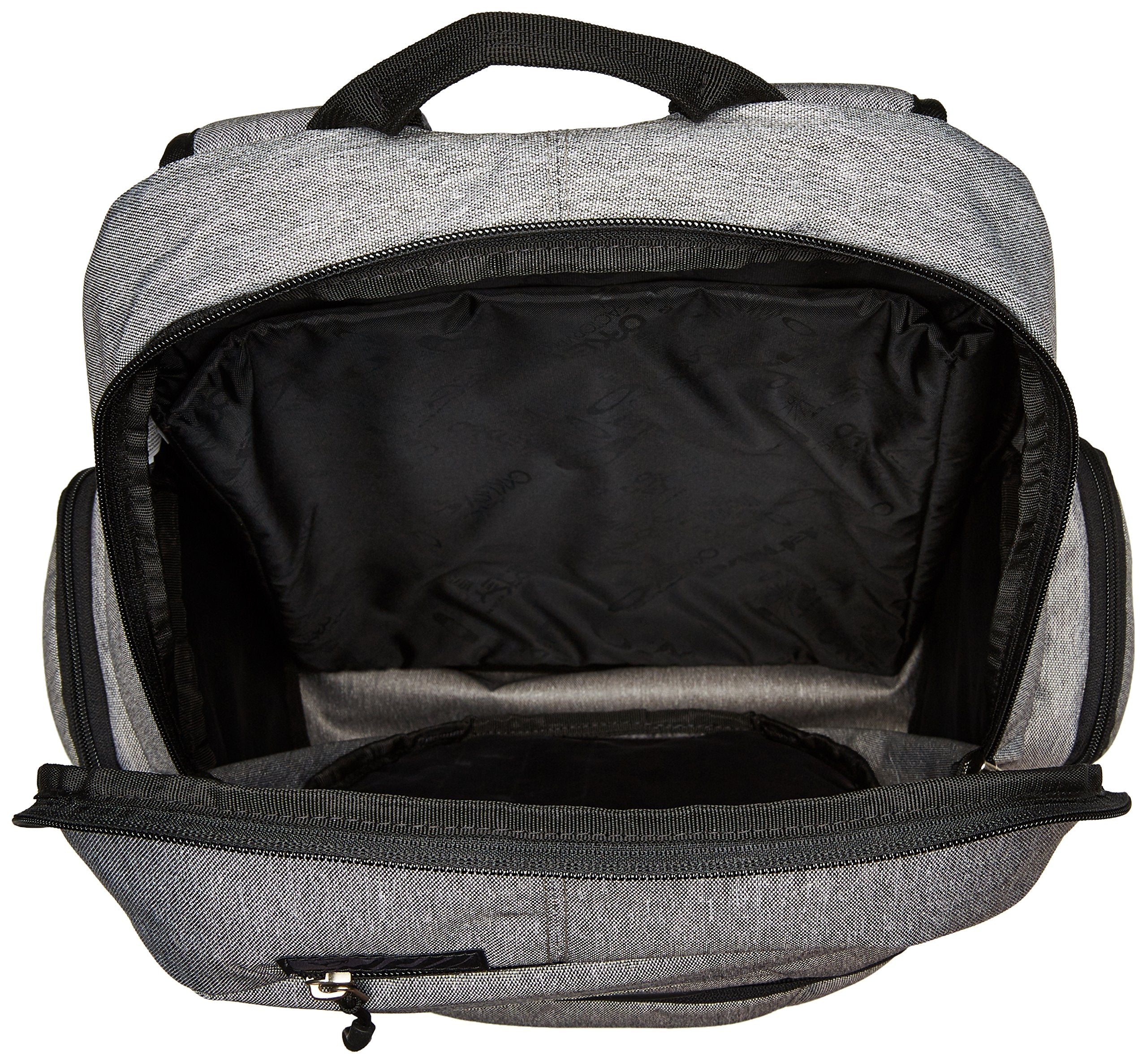 Oakley Blade 30L eyewear pocket secures sunglasses on the go.