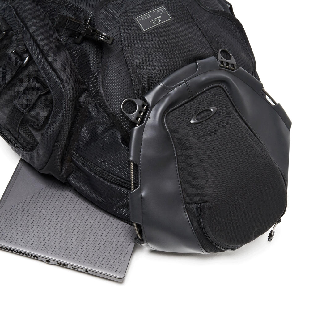 Oakley Kitchen Sink Backpack stealthblack padded back panel boosts comfort during long carries.