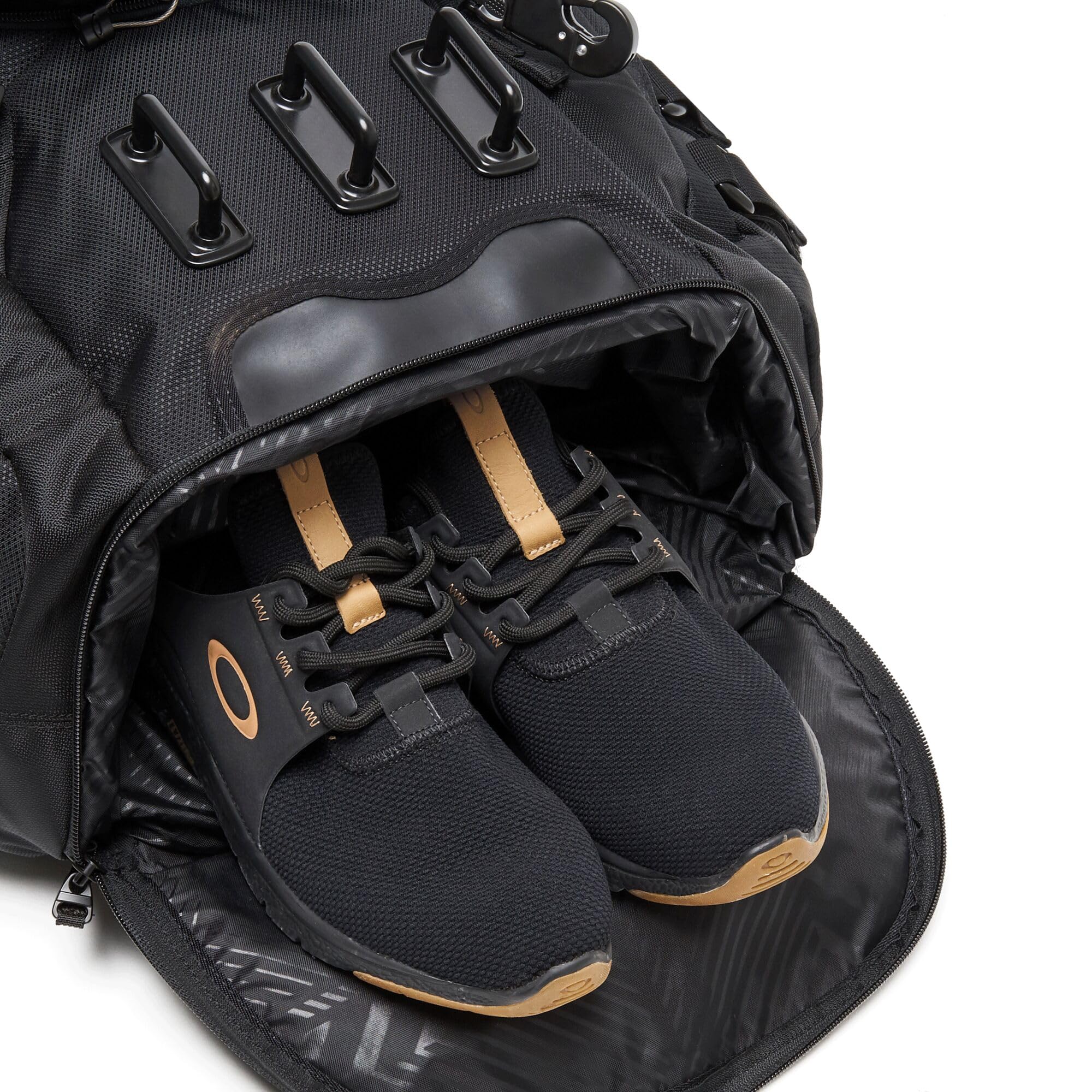 Oakley Kitchen Sink Backpack stealthblack reinforced zippers and clips for rugged daily use.