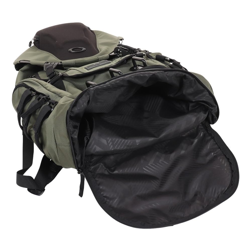 Oakley Kitchen Sink Backpack adjustable straps ensure a comfortable, customized fit