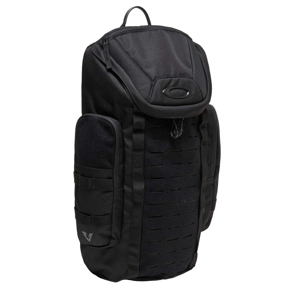 Oakley Link Pack Miltac 2.0 Blackout adjustable strap distributes weight.