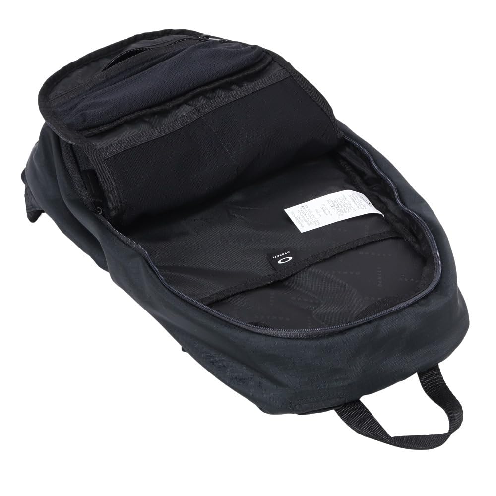 Oakley Seeker Traverse Hydra Bag helmet slot keeps headgear secure