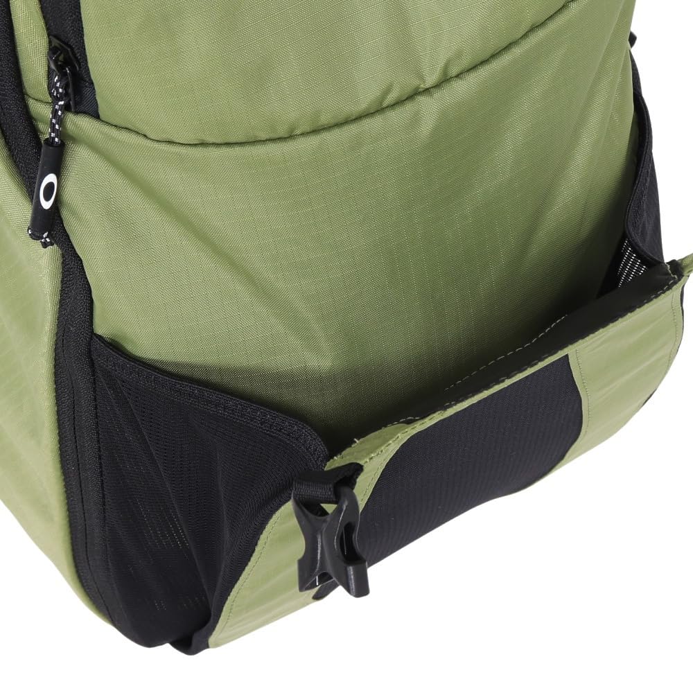 Water-repellent surface helps keep Oakley bag contents dry