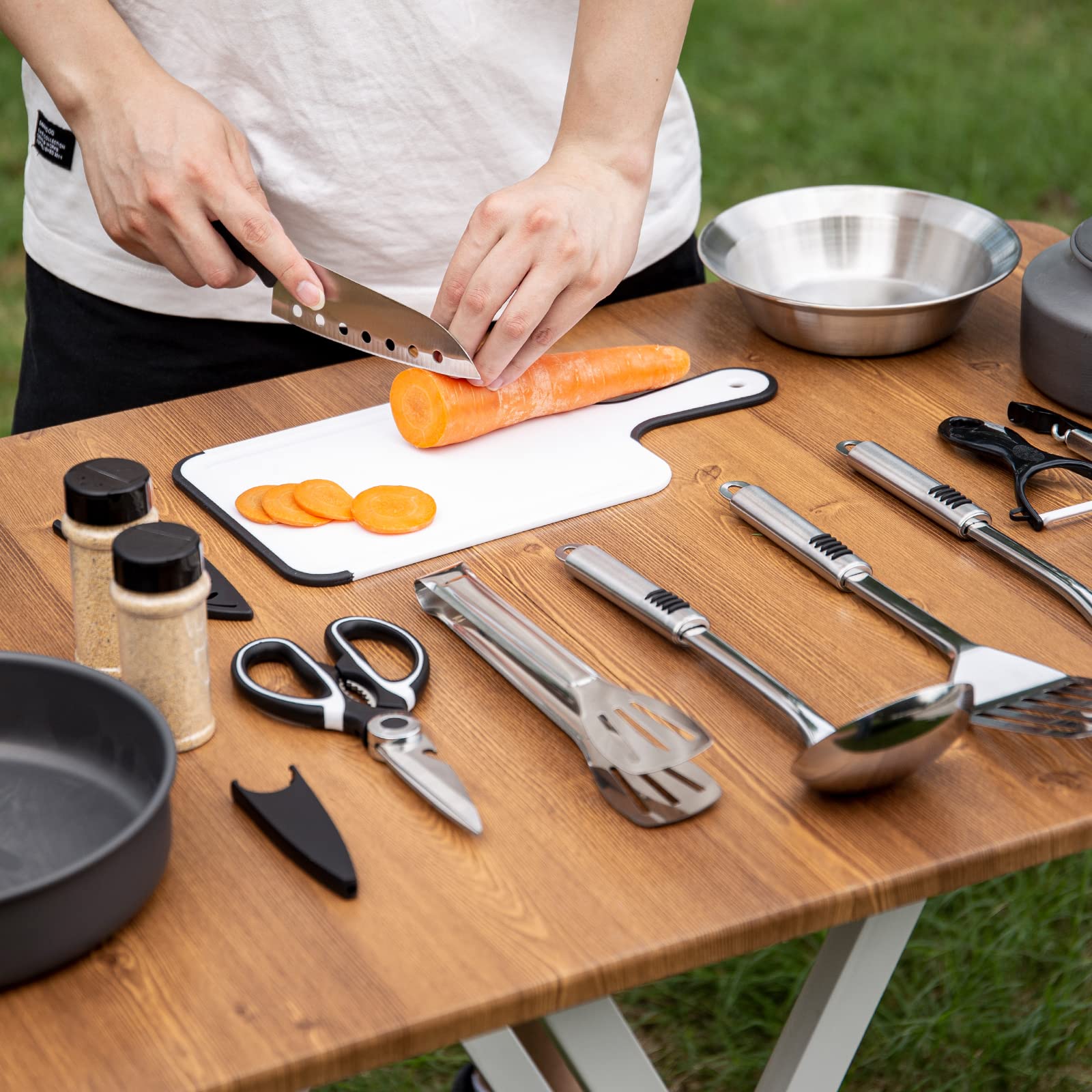 Odoland slotted tong for safe turning on hot grills