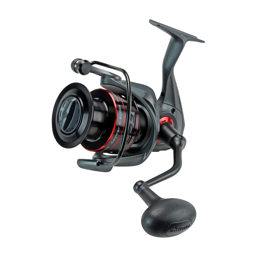 Okuma Ceymar A reel bail system enhances smooth casting control.