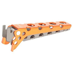 Olicamp Pot Lifter grip demonstrates secure handling of hot pots for safer cooking.
