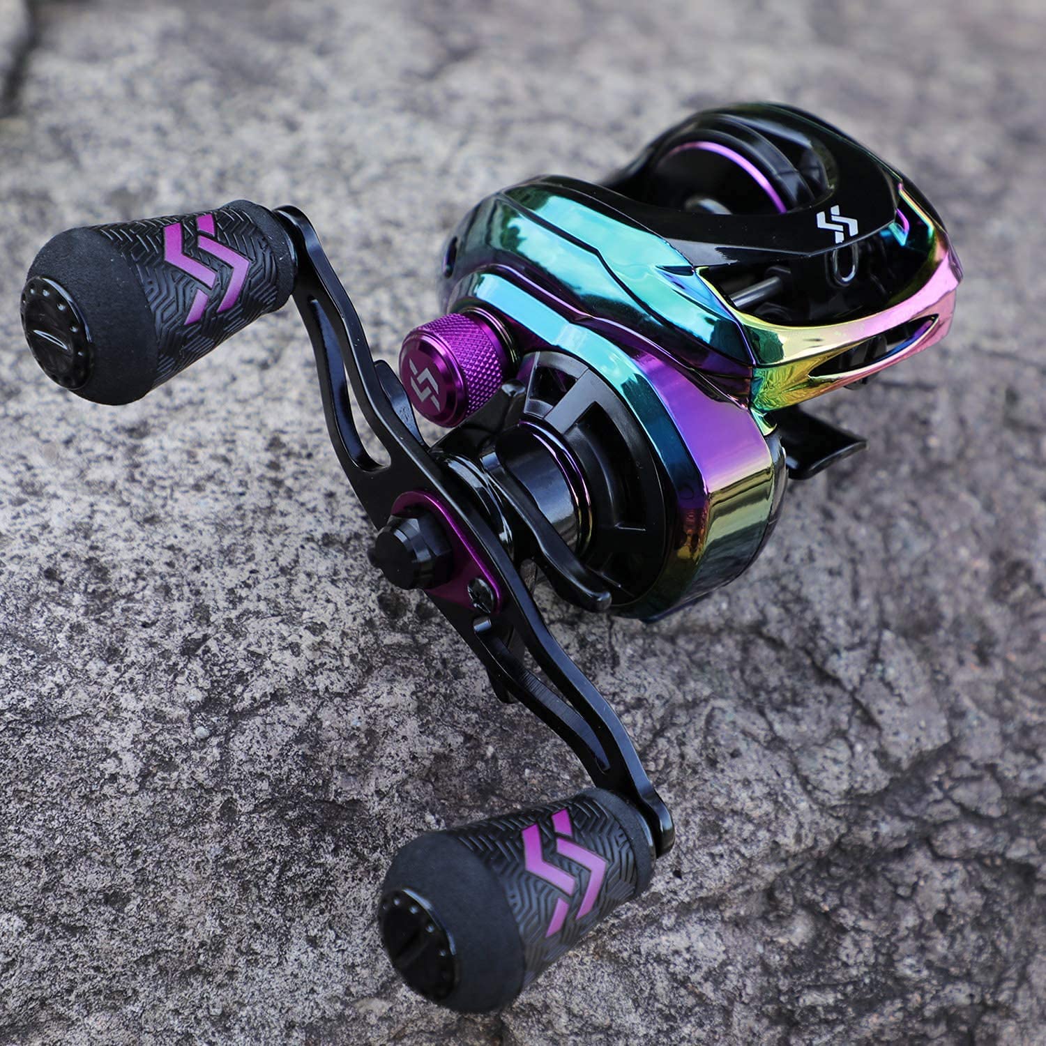 One Bass baitcasting combo 2.1m is portable thanks to two-piece construction.