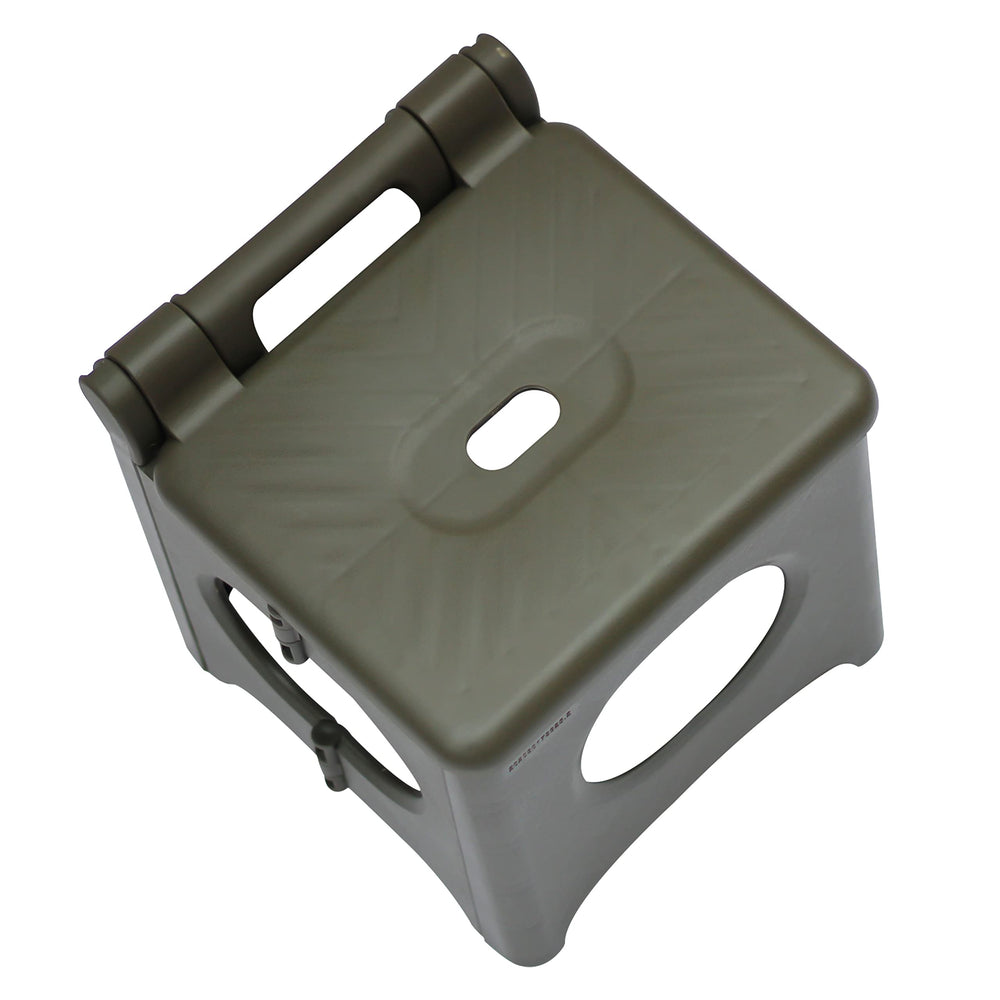 Onmaru mini folding stool fits in golf bags for on-course rests.
