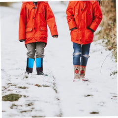 OnIUeZky snow hiking gaiters in action for wet conditions.