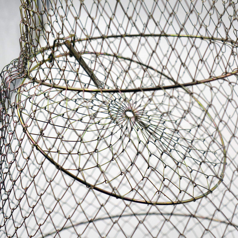 Close-up of rustproof metal frame of OperSeven fish basket