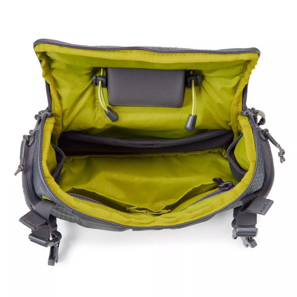 Ergonomic strap system with side pockets on the chest pack