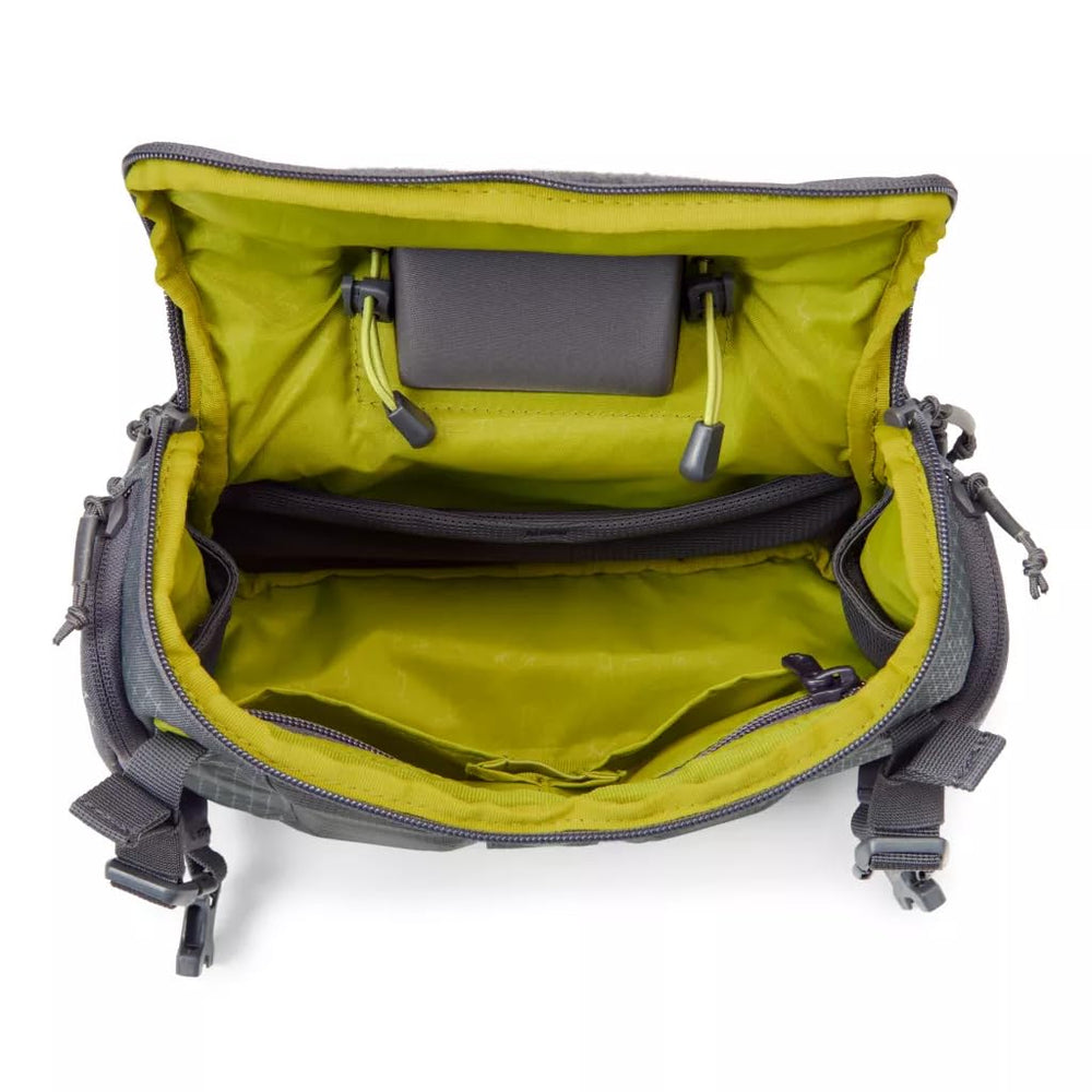 Ergonomic strap system with side pockets on the chest pack